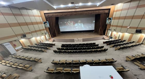 چراغ روشن سینما در شهر ساحلی کنگان